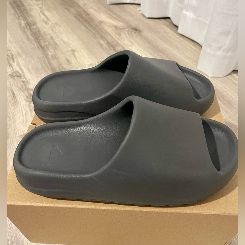 Yeezys Slate grey slides